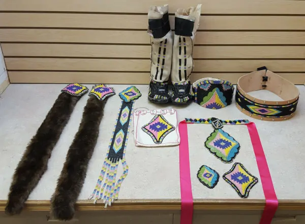 NICE 11 PIECE CUT BEADED NATIVE AMERICAN INDIAN CROWN, MOCCASINS, AND BEADED SET – eBay find of the week