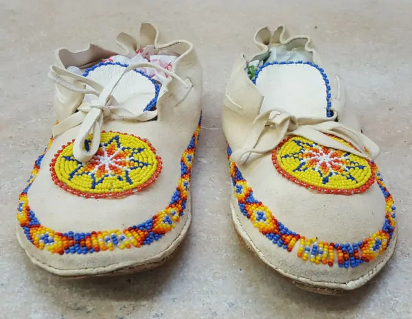HAND CRAFTED WOMENS SIZE 8 BEADED BUCKSKIN NATIVE AMERICAN INDIAN MOCCASINS – eBay find of the Week