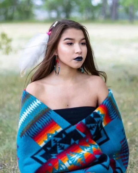 Young Indigenous Model Aims to the Heights of the Fashion Industry