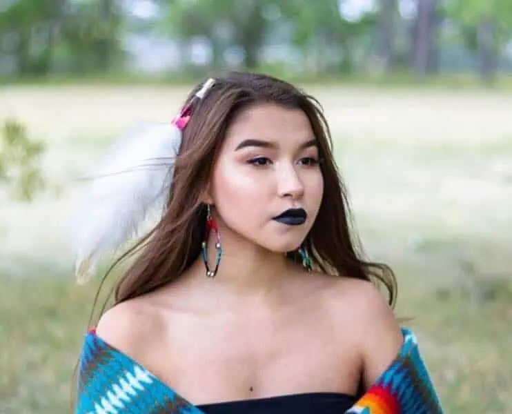 Young Indigenous Model Aims to the Heights of the Fashion Industry